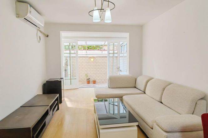 Good price 2 br with big yard next HuangPu Bund,easy to L4 LuBan Rd st.+ L 13