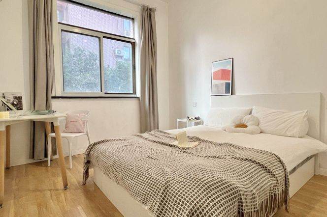 master bedroom near West Nanjing rd, close to ECNU/TJU/ESSCA,advance booking accepted