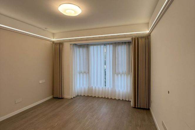 Changshu Rd metro/3br2bt/central AC/floor heat/outdoor balcony/oven/park space