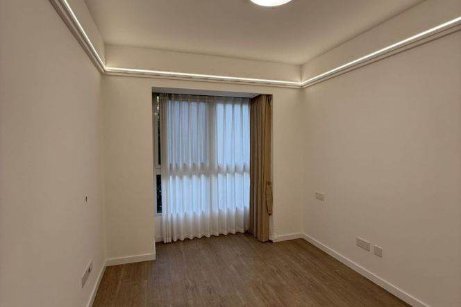 Changshu Rd metro/3br2bt/central AC/floor heat/outdoor balcony/oven/park space