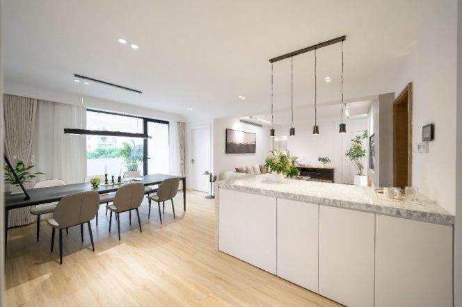 Spacious and bright 3Br/2bt@Jiangsu rd with large private terrace 180sqm