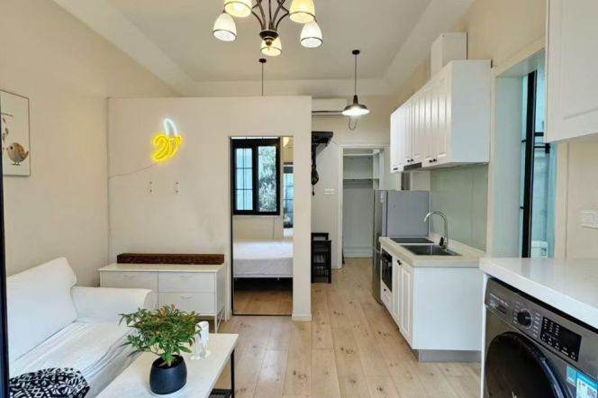 Nice balcony 1Br/1Lr/1Bt apt nr West nanjing rd,M2/12/13