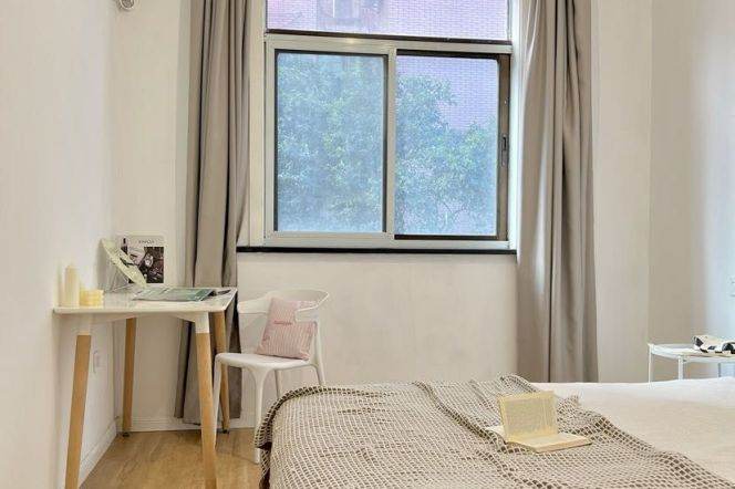 master bedroom near West Nanjing rd, close to ECNU/TJU/ESSCA,advance booking accepted