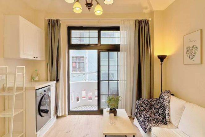 Nice balcony 1Br/1Lr/1Bt apt nr West nanjing rd,M2/12/13