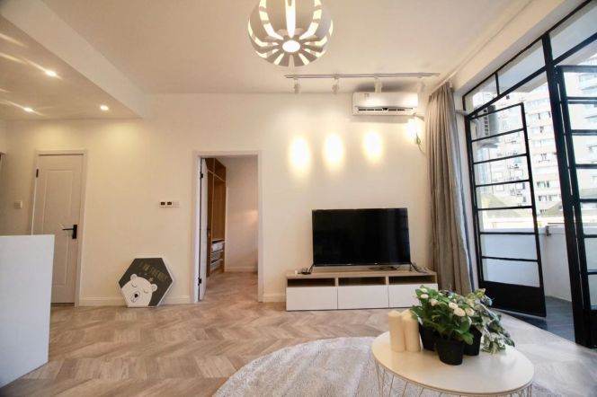 Outdoor balcony,1Br,Heng Shan rd station,L1