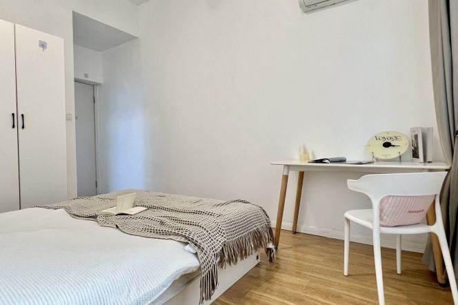 master bedroom near West Nanjing rd, close to ECNU/TJU/ESSCA,advance booking accepted
