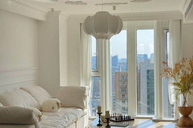 Spacious and bright 3Br/2bt@Madang rd nr xintiandi 160sqm with ceiling to floor windows