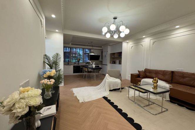 16.8k Comfort 3Br 2Bathr with floor heating and courtyard Nr Xujiahui line1/9/11