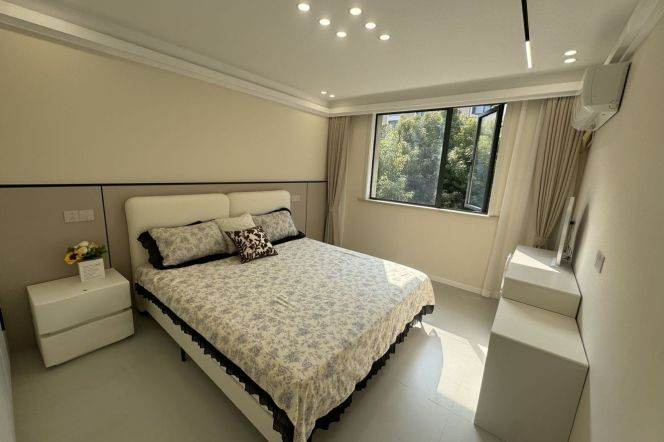 beixingjing rd Brand new 2BR/big living room@L2