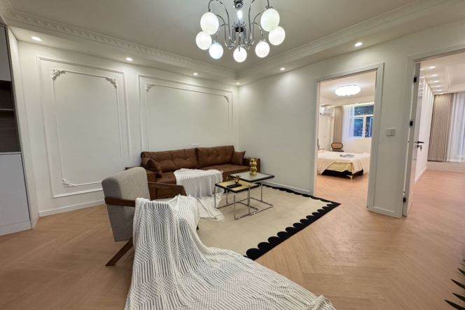 16.8k Comfort 3Br 2Bathr with floor heating and courtyard Nr Xujiahui line1/9/11