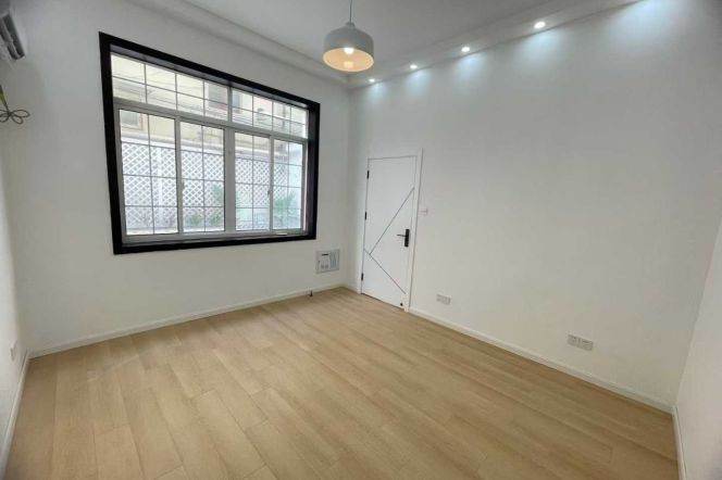 French-style Garden Lane house w/Patio on West Jianguo Rd 