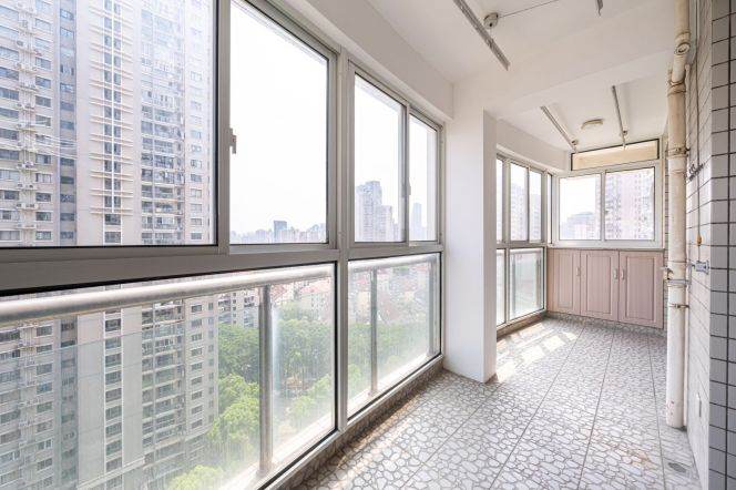Jiangsu/Changning rd bright 2brs/2lr/1ba apt wt balcony; L2/11