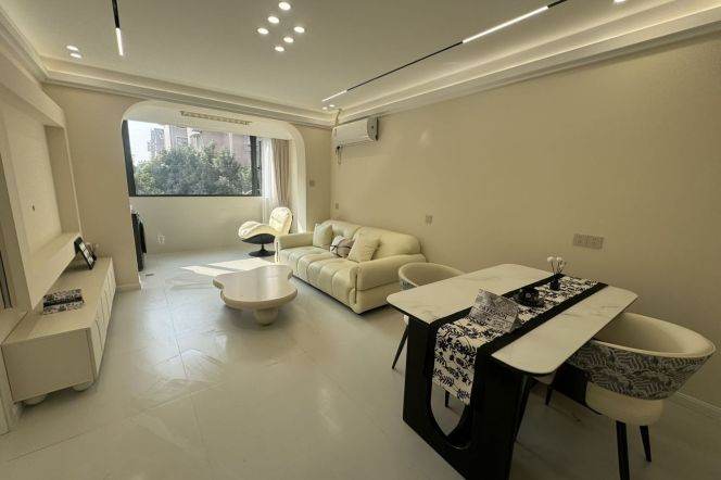 beixingjing rd Brand new 2BR/big living room@L2