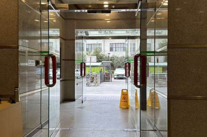 suzhou river view- 2beds- elevator scooter parking- good value-nice entrance