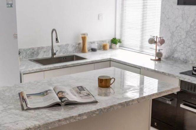 3 bedrooms 2baths Apt/Spacious &Modern/ Line1 Xinzha Rd/People's Square/elevator