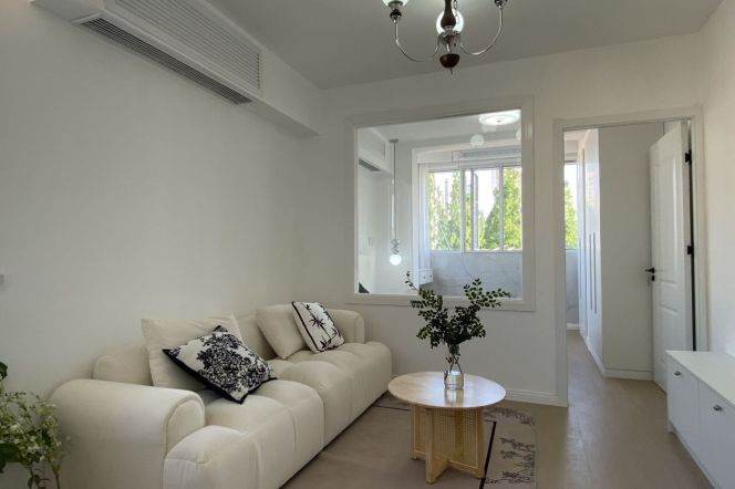 Bright & Cozy 1Br | Next to L2/11 Jiangsu Rd | Great sunshine 6.6K