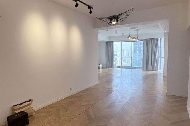 4Bdrs 2Baths /300sqm/Spacious&Bright /Line1/7 Changshu Rd/Elevator/big Balcony/Parking