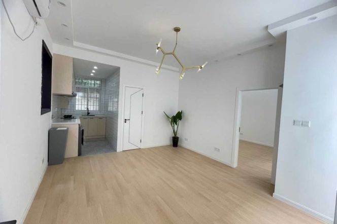 French-style Garden Lane house w/Patio on West Jianguo Rd 