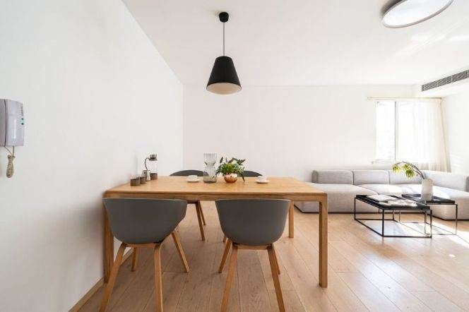 High-rise Balcony 2br/2bt Flat in Xintiandi