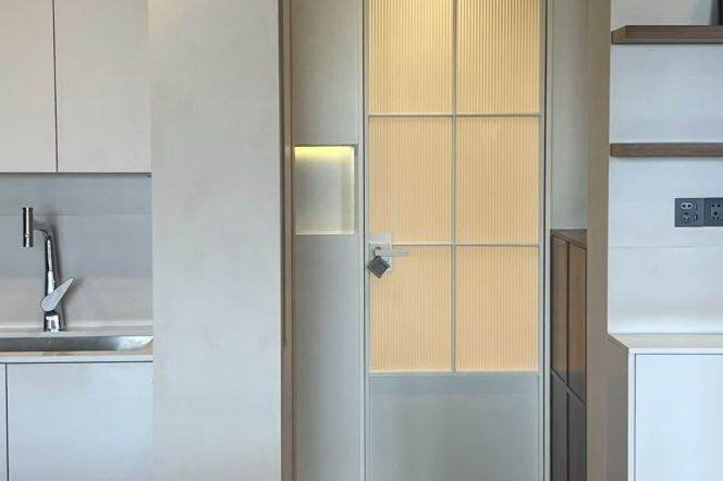 modern 1bed with ample storage-high floor with view- nice location @ line 1/7 changshu road