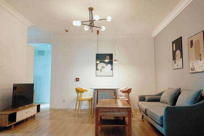 Bright room near Jiangsu rd,close to SJTU/ECNU/DHU.advance booking accepted 