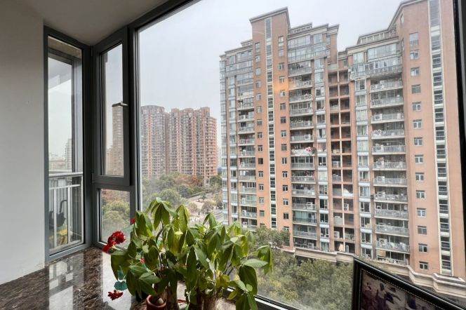 modern 3brs balcony floor heating huge living room in Gubei only 25.5K