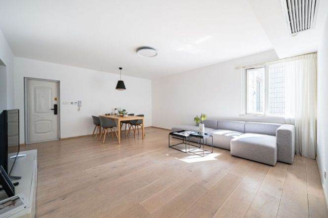 High-rise Balcony 2br/2bt Flat in Xintiandi