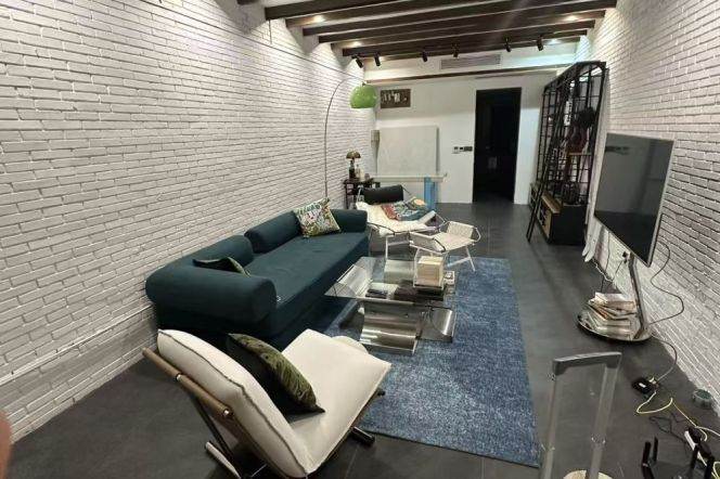 Independent Apt 3 Brs, 2 Baths, 190 sqm with Floor Heating @ West Nanjing Metro L2