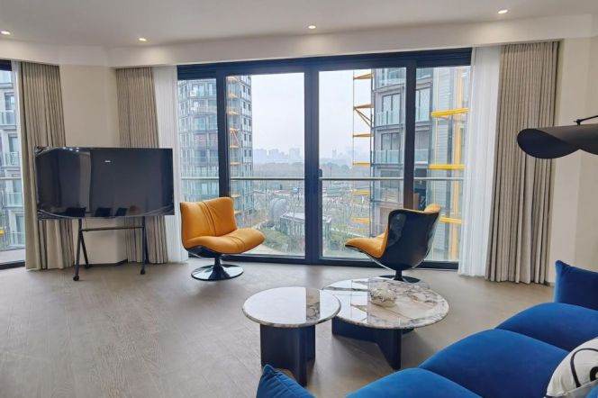 Bright living room with French windows next Wellington shanghai. L 6/8/11