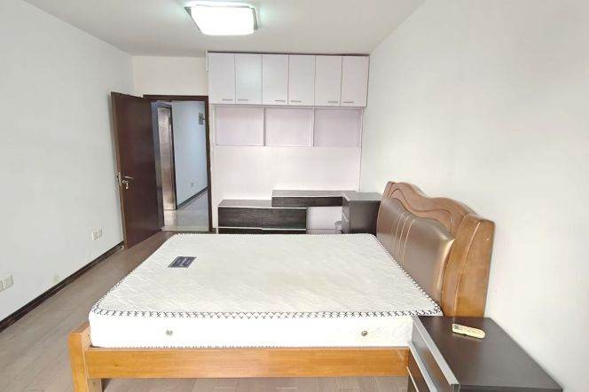Valuable/Nicely Xintiandi Highrise 3BR Enjoys Fantastic View 10K 
