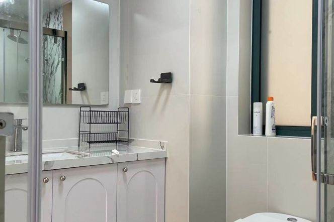 Modern&Spacious&Bright 2Bdrs 1Bath Apt+Zhongshan Park+Nice Compound+Su Zhou Creek