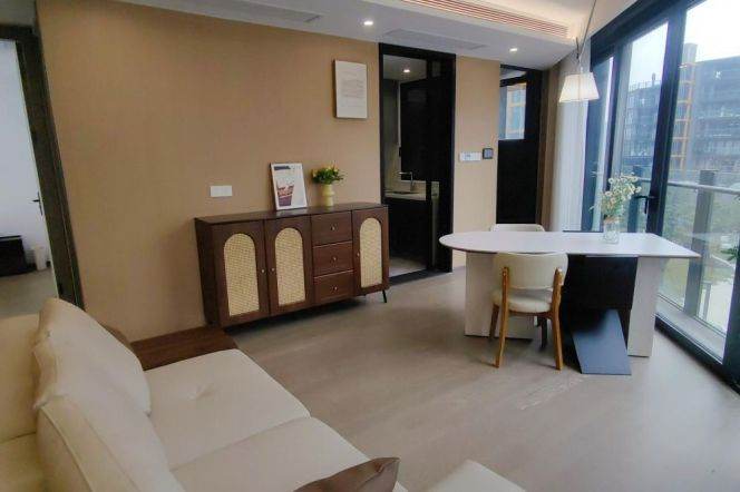 Brand new compound 2 br with French Windows living room+floor heating near Wellington Shanghai