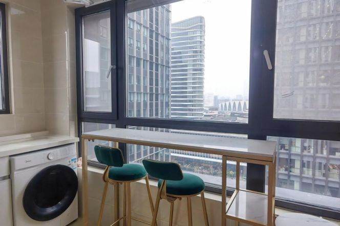 Bright studio next NYU with good price,5 mins to L 6/8/11 Oriental sports center