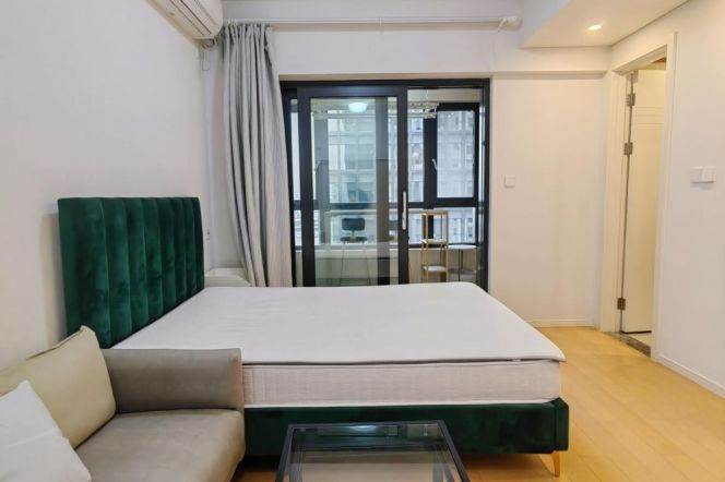 Bright studio next NYU with good price,5 mins to L 6/8/11 Oriental sports center