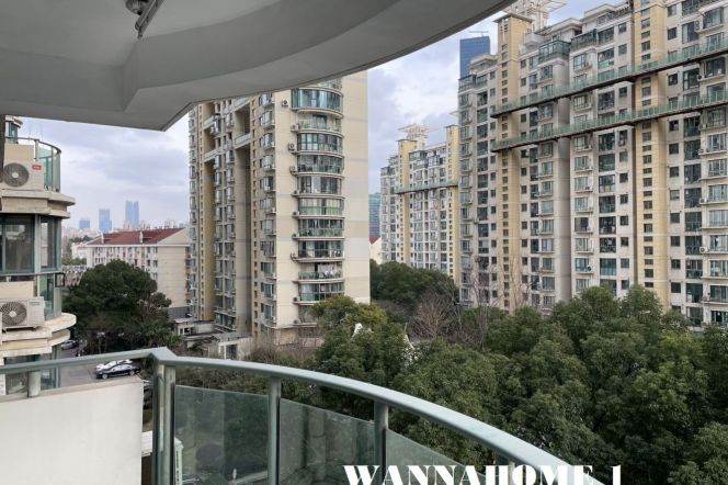 Large Balcony+Spacious&Bright 2Bdrs 1Bath Apt+Zhongshan Park+Nice Compound+Su Zhou Creek