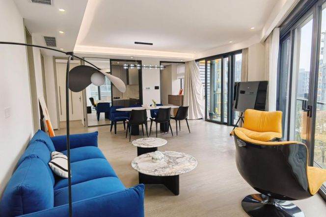 Bright living room with French windows next Wellington shanghai. L 6/8/11