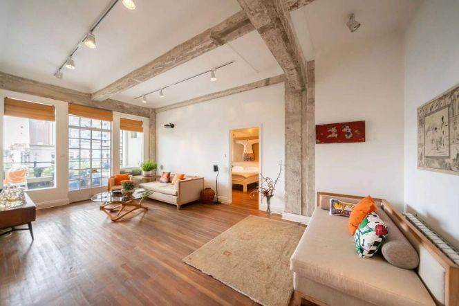  Unique 1br historic apt with Balcony at Suzhou River &The Bund   L10/12