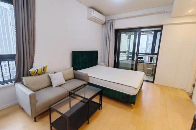 Bright studio next NYU with good price,5 mins to L 6/8/11 Oriental sports center