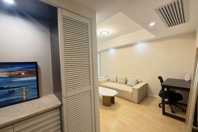 High rise one bedroom Apt with balcony near L2/11Jiangsu Rd