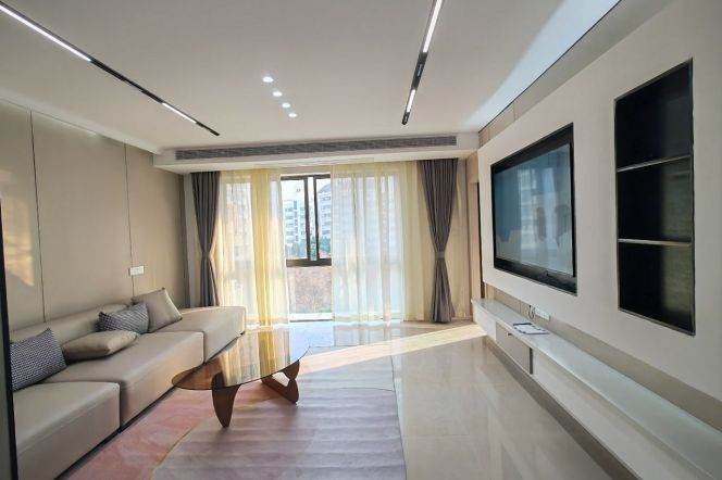 4 Brs, 2 Baths, 170 sqm with Floor heating/Central ac @ Shanghai Children Medical Centre L6