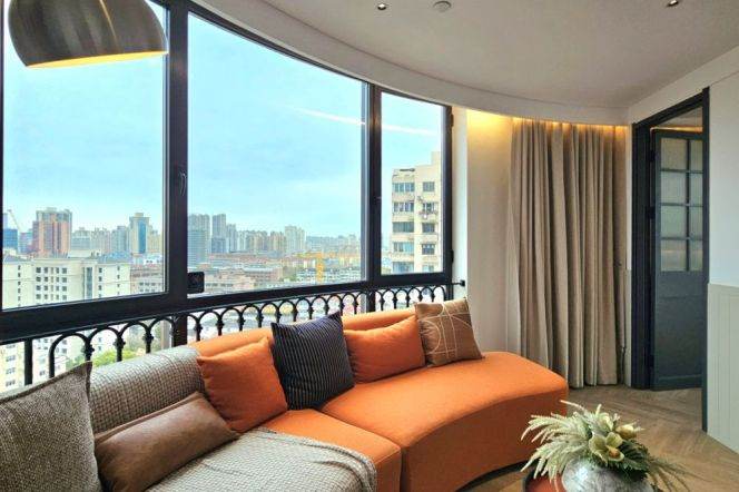 2br With Curved Windows Service apt in Jing'an District Near Baoshan Rd