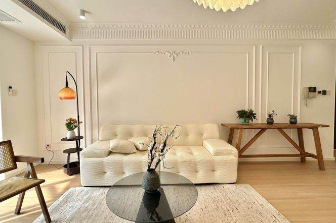 2 Brs, 2 Baths, Newly renovated with Floor Heating/Central ac @ Weining metro L2