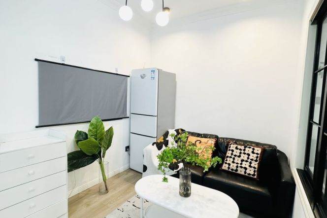 Charming 2br 1lr/elevator/spacious&bright/nice location,Jiangsu rd@L2/11