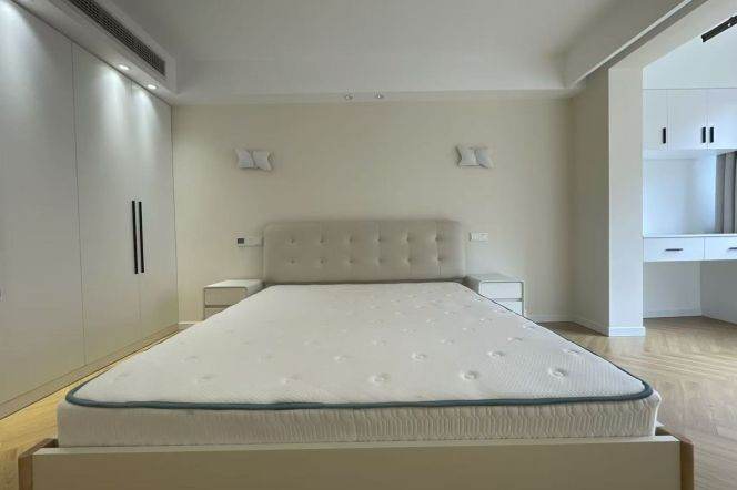 Spacious & Sunny 2Br  | Next to L2 Weining rd metro station | All south