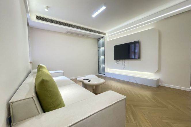 Spacious & Sunny 2Br  | Next to L2 Weining rd metro station | All south