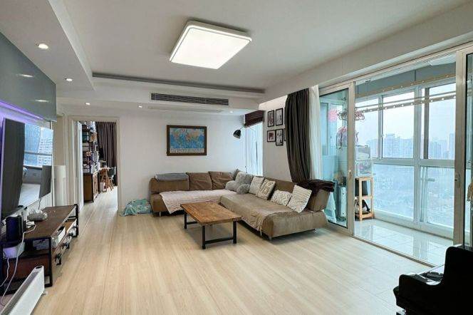 3 Brs, 2 Baths with Balcony, Gym/Swimming Pool, 160 sqm @ Jiangsu metro L2&11