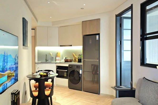 1br With Curved Windows Service apt in Jing'an District Near Baoshan Rd