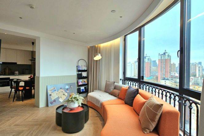 2br With Curved Windows Service apt in Jing'an District Near Baoshan Rd