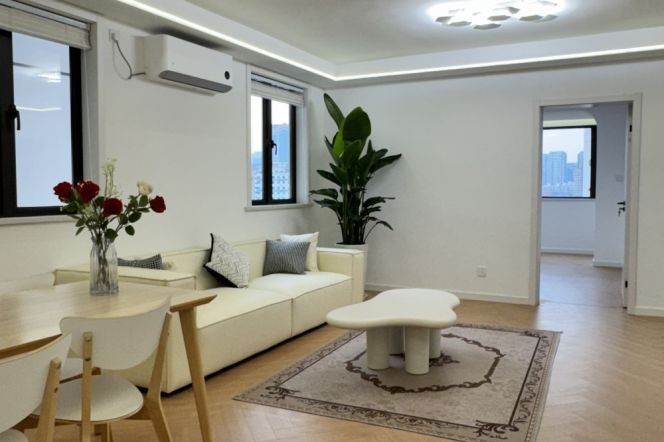 Big 3Br +elevator+balcony 110Sqm /Caoyang rd &Wuning rd Metro L3/4/11/14