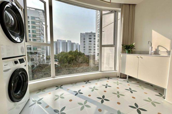 2 Brs, 2 Baths, Newly renovated with Floor Heating/Central ac @ Weining metro L2